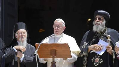 Ciudad del Vaticano, Roma.El papa Francisco clamó hoy por la situación en Oriente Medio, explotada, flagelada por conflictos, y de donde se corre el peligro que desaparezcan los cristianos, en un histórico encuentro en Bari, sur de Italia, al que acudieron todos los representantes de las Iglesias orientales.El Papa reunió en esta ciudad símbolo, donde se encuentran las reliquias de San Nicolás, venerado por católicos y ortodoxos, a 22 representantes y patriarcas de las Iglesias ortodoxas en la que ha sido considerada una reunión sin precedentes.Francisco y los patriarcas participaron en una celebración a la que llegaron juntos en autobús y en la que se leyeron y cantaron salmos y se escucharon todas las voces de Oriente: el árabe, el griego, al armero, al asirio el siriano para pedir la paz en la región.En su discurso, el pontífice advirtió que la región corre el riesgo de quedarse sin cristianos y que 'Oriente Medio sin los cristianos no podría ser Oriente Medio'.Y denunció que 'sobre esta espléndida región se ha ido concentrando, especialmente en los últimos años, una densa nube de tinieblas: guerra, violencia y destrucción, ocupaciones y diversas formas de fundamentalismo, migraciones forzosas y abandono, y todo esto en medio del silencio de tantos y la complicidad de muchos'.'Queremos dar voz a quien no tiene voz, a quien solo puede tragarse las lágrimas, porque Oriente Medio hoy llora, sufre y calla, mientras otros lo pisotean en busca de poder y riquezas', añadió.El Papa se reunió durante más de dos horas con los patriarcas, entre ellos el de Constantinopla, Bartolomé, o el 'ministro de Exteriores' del patriarca ruso Cirilo, el metropolita de Violokolamsk, Hilarion, para repasar la situación en sus países.Lea: Un terremoto de magnitud 6 en la escala Richter sacude el centro de JapónTras la reunión, el Papa retomó su dura denuncia de hoy. 'Basta del beneficio de unos pocos a costa de la piel de muchos! ¡Basta de las ocupaciones de las tierras que desgarran a los pueblos! ¡Basta con el prevalecer de las verdades parciales a costa de las esperanzas de la gente! ¡Basta de usar a Oriente Medio para obtener beneficios ajenos a Oriente Medio!', exclamó.Recordó el drama de la guerra en Siria y destacó que 'muchos conflictos han sido fomentados también por formas de fundamentalismo y fanatismo que, disfrazados de pretextos religiosos'.Criticó que 'no se puede levantar la voz para hablar de paz mientras a escondidas se siguen desenfrenadas carreras de rearme' e hizo notar que ello 'es una gravísima responsabilidad que pesa sobre la conciencia de las naciones, especialmente de las más poderosas'.'Que se abra también de par en par en Oriente Medio el camino del derecho a una común ciudadanía, camino para un futuro renovado. También los cristianos son y ha de ser ciudadanos a título pleno, con los mismos derechos', instó.Francisco se dijo también 'profundamente angustiado' por la situación en Jerusalén y reitero su llamado para que sea 'preservada más allá de las distintas disputas y tensiones, y cuyo status quo exige que sea respetado de acuerdo con lo deliberado por la Comunidad internacional'.Asimismo, insistió en que 'solo una solución negociada entre israelíes y palestinos, firmemente deseada y favorecida por la Comunidad de naciones, podrá conducir a una paz estable y duradera, y asegurar la coexistencia de dos Estados para dos pueblo.La advertencia del Papa fue clara; 'No olvidemos el siglo pasado. No dejemos de lado las lecciones de Hiroshima y Nagasaki, no convirtamos las tierras de Oriente, donde apareció el Verbo de paz, en oscuras extensiones de silencio'.Y concluyó deseando 'que el Medio Oriente no sea más un arco de guerra tensado entre los continentes, sino un arca de paz acogedora para los pueblos y los credos'.La jornada terminará con un almuerzo en el arzobispado y tras despedirse de los patriarcas, el pontífice regresará al Vaticano sobre las cinco de la tarde. Texto y foto de EFE.