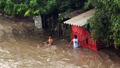 La crecida de los ríos y quebradas ponen en peligro la vida de los hondureños que viven en zonas bajas.
