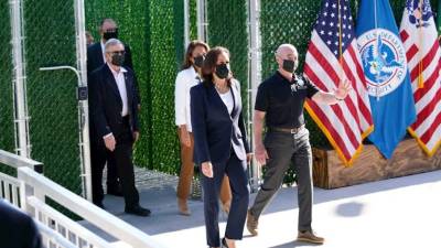 La vicepresidenta Kamala Harris y el secretario de Seguridad Nacional estadounidense, Alejandro Mayorkas, visitan un centro de detención de inmigrantes de la Patrulla Fronteriza en El Paso, Texas.