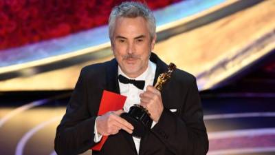 Alfonso Cuarón recibiendo el Óscar a mejor película extranjera para 'Roma'. AFP