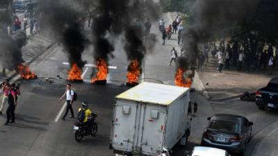 Las protestas de los maestros comenzaron desde tempranas horas con la quema de llantas en bulevares. Foto AFP