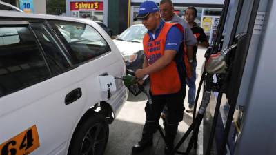 Ciudadanos hondureños buscan abastecerse de combustible en Tegucigalpa.