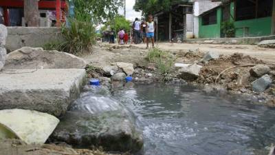 Las aguas negras brotan en las calles durante las 24 horas.