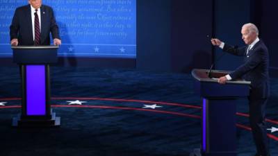 TOPSHOT - US President Donald Trump and Democratic Presidential candidate and former US Vice President Joe Biden take part in the first presidential debate at Case Western Reserve University and Cleveland Clinic in Cleveland, Ohio, on September 29, 2020. (Photo by SAUL LOEB / AFP)