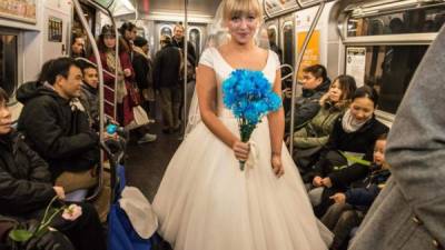 Los pasajeros observaron curiosos la singular ceremonia. FOTO: Stephanie Keith (New York Daily News).