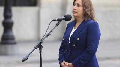 La presidenta Dina Boluarte brindó una conferencia de prensa tras ser juramentada como la primera mandataria de Perú.