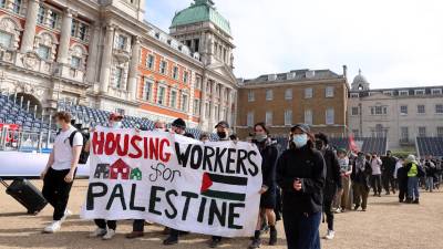 Un grupo de manifestantes propalestinos realiza una protesta en el centro de Londres este jueves.
