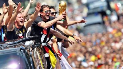 Los jugadores de Alemania celebran la Copa del Mundo de la FIFA con los aficionados durante la fiesta de bienvenida celebrada en honor del combinado alemán en la Puerta de Brandeburgo en Berlín (Alemania).