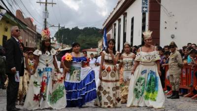 Hermosos trajes típicos y de reciclaje lucieron las alumnas de distintos centros educativos. Fotos: Mariela Tejada