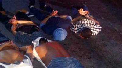 Los supuestos pandilleros fueron detenidos por agentes de la Policía Nacional.