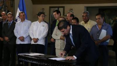 Representantes de la comisión tripartita estamparon la firma en el documento.