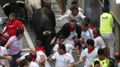 Los toros de la ganadería de Fuente Ymbro a su paso por la calle Estafeta de Pamplona, en el que cuarto encierro de los Sanfermines 2017, el más rápido de estas fiestas, que se ha saldado con al menos dos heridos. EFE