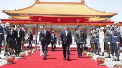 El presidente Juan Orlando Hernández llegó a Taipei, donde fue recibido por su homólogo de Taiwán, Ma Ying-jeou.