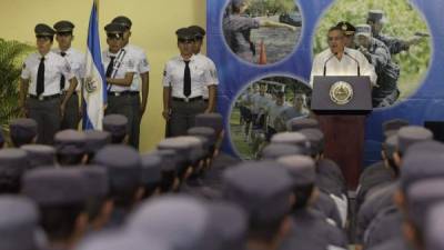 El presidente Mauricio Funes durante un acto de graduación de 303 nuevos agentes policiales.