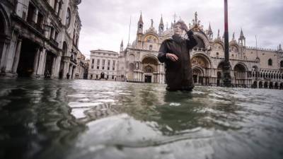 El 'agua alta' sigue sin dar tregua en Venecia y desde tempranas horas de la mañana de este viernes la plaza de San Marcos ya se encontraba totalmente inundada e inaccesible.El Centro de Previsiones de Mareas del ayuntamiento de la Ciudad de los Canales registraba a las 9.15 horas (8.15 hora italiana) una subida de la marea de 131 centímetros, por lo que la plaza de San Marcos, el punto más bajo de la ciudad a 80 centímetros del nivel del mar, se encontraba inundada por cerca 50 centímetros.