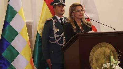 La presidenta interina de Bolivia, Jeanine Áñez, habla el 13 de noviembre de 2019 durante el acto de juramentación del nuevo gabinete de Gobierno, en La Paz (Bolivia).