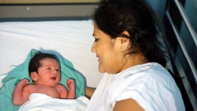 Francisco Sebastián y su madre Delmi Maldonado en el IHSS de Tegucigalpa. En el Rivas no autorizaron fotografías.