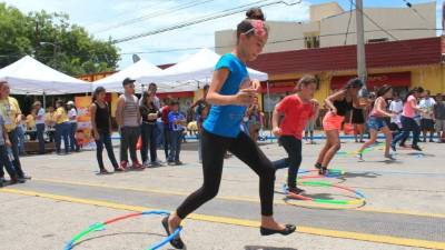 Las niñas y jóvenes asistentes se divirtieron con los tradicionales juegos del hula hoop y la cuerda. Fotos: Jorge Monzón