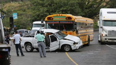 El autobús arrastró al pick up por varios metros.