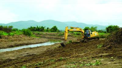 Hace una semana se inició la limpieza en el Canal Maya en La Lima, asimismo, en otras zonas de ese municipio. Fotos: Amílcar Izaguirre.