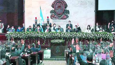 Redondo sigue sesionando desde el hemiciclo y ayer no fue la excepción, sin embargo, no fue él quien le tomó la promesa de ley a Castro.