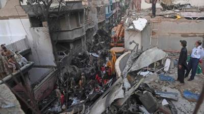 Al menos 40 personas murieron al estrellarse un avión este viernes en un barrio residencial de Karachi, en el sur de Pakistán, tras sufrir un problema técnico, según un balance provisional de los servicios de socorro.