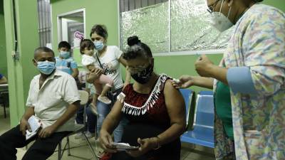 En el centro de salud Paz Barahona y los otros se pone la vacuna gratis.