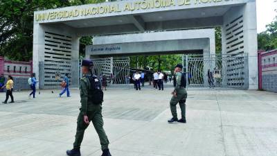 Miembros de la Policía Municipal frente a la entrada de la Unah-vs. Foto: Héctor Edú.