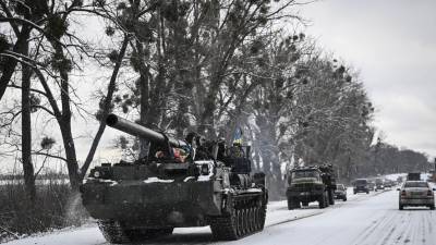 Decenas de vehículos militares están quedando atrapados en el lodo de las famosas “tierras negras” de Ucrania, tras derretirse la nieve.