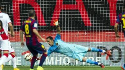 Claudio Bravo haciendo una parada en el partido contra el Rayo Vallecano.