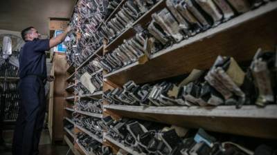 El robo de armas de las bodegas de la Policía se volvió una constante en los últimos ocho años en la institución. No ha informado si separaron a los oficiales implicados.