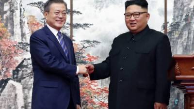 El presidente surcoreano, Moon Jae-in, y el líder norcoreano, Kim Jong Un, celebran la primera cumbre entre ambos países en Pyongyang./AFP.