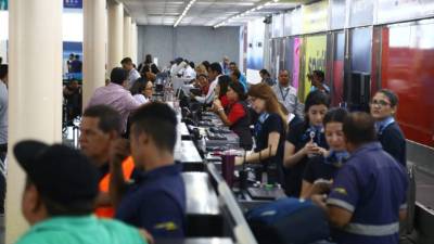 Un promedio de 1,200 pasajeros nacionales e internacionales circulan a diario en temporada alta.