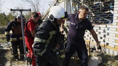 Equipos de rescate trabajan en el lugar donde cayó un proyectil ruso este lunes.