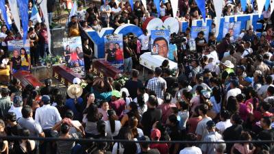 Los restos de siete de las ocho personas asesinadas el domingo en un ataque armado en el este de Guatemala fueron enterrados este martes de manera conjunta, en medio del dolor, consternación y acusaciones de familiares contra el Estado por una posible implicación de las fuerzas de seguridad.