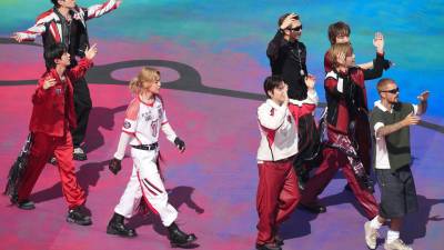La FIFA convirtió por primera vez el descanso de una final de un Mundial en una gran fiesta musical al estilo del Super Bowl estadounidense, con una actuación de menos de un cuarto de hora que reunió a estrellas como Shakira, Madonna, BTS y Justin Bieber.