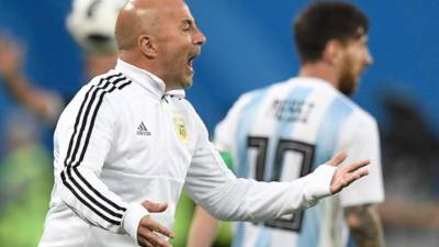 Jorge Sampaoli supuestamente tiene profundas diferencias con algunos jugadores del plantel argentino, quienes supuestamente habrían pedido su salida.