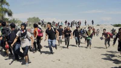 Migrantes centroamericanos, en su mayoría hondureños que viajan en caravana a los EEUU cruzan el río Suchiate. Fotos: AFP