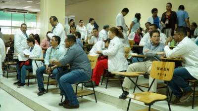 Unos 80 médicos del Rivas estuvieron en la asamblea.