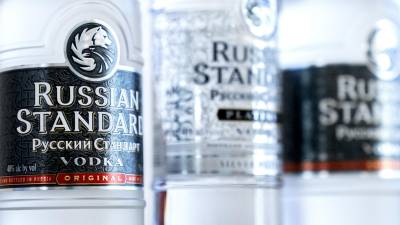 El vodka ruso no domina los mercados de licores de América del Norte, pero para las autoridades y empresas estadounidenses y canadienses, quitar las marcas rusas de los estantes y los menús es un símbolo valioso de apoyo a Ucrania.