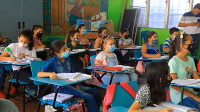 Un grupo de estudiantes del centro educativo Jerónimo Sandoval Sorto. El uso de mascarilla es obligatorio para todos los que ingresan a las instituciones educativas.