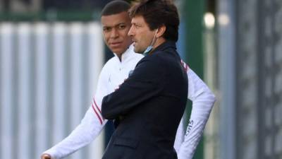 Kylian Mbappé charlando en un entrenamiento del PSG con Leonardo, director deportivo del club francés. Foto AFP.