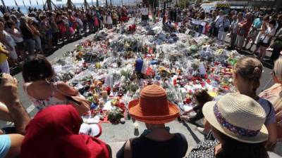 El Paseo de los Ingleses, lugar de la tragedia, se mantiene abarrotado de flores en memoria de las víctimas.