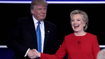 Trump y Clinton se despiden al terminar el primer debate presidencial. AFP.