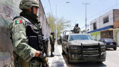 Elementos del ejército mexicano resguardan la zona donde fueron secuestrados unos turistas en la ciudad de Guadalajara, estado de Jalisco.