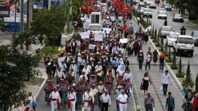 GU3001. CIUDAD DE GUATEMALA (GUATEMALA), 12/10/2016.- Indígenas y campesinos marchan pacíficamente hoy, miércoles 12 de octubre de 2016, en la capital de Guatemala. Los manifestante exigieron con la 'marcha por la dignidad y la resistencia' una ley de desarrollo rural integral y otra de regulación de aguas en el país. EFE/Esteban Biba