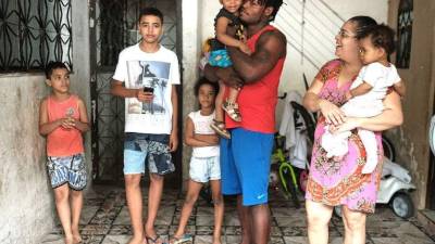 Popole Misenga vive junto a su esposa Fabiana y sus cinco hijos en Bras de Pina una violenta favela al norte de Rio.