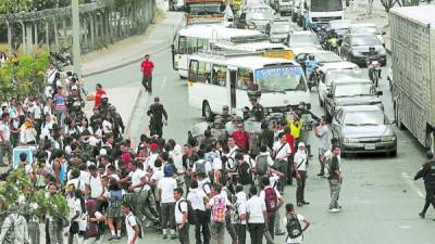 Los estudiantes bloquearon el acceso al Instituto Central Vicente Cáceres como medida de protesta.