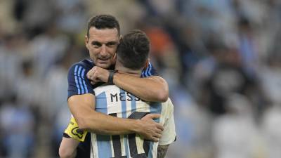 Lionel Scaloni y Messi durante la clasificación a la final del Mundial de Qatar.