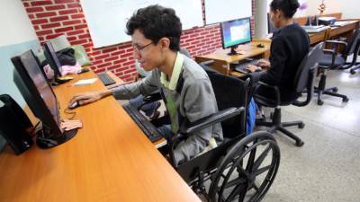 El joven Alexis Rosales es uno de los beneficiados del Programa Poeta de Teletón en el que se enseña el uso de Microsoft Office.